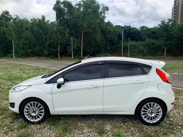 2016 Ford Fiesta  第2張相片