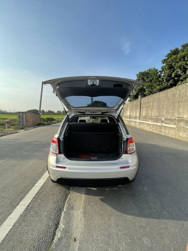 全車原鈑件 完整一手車 鈴木 SX4  第8張相片