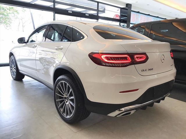 【佳德汽車】BENZ GLC300W4  第9張相片