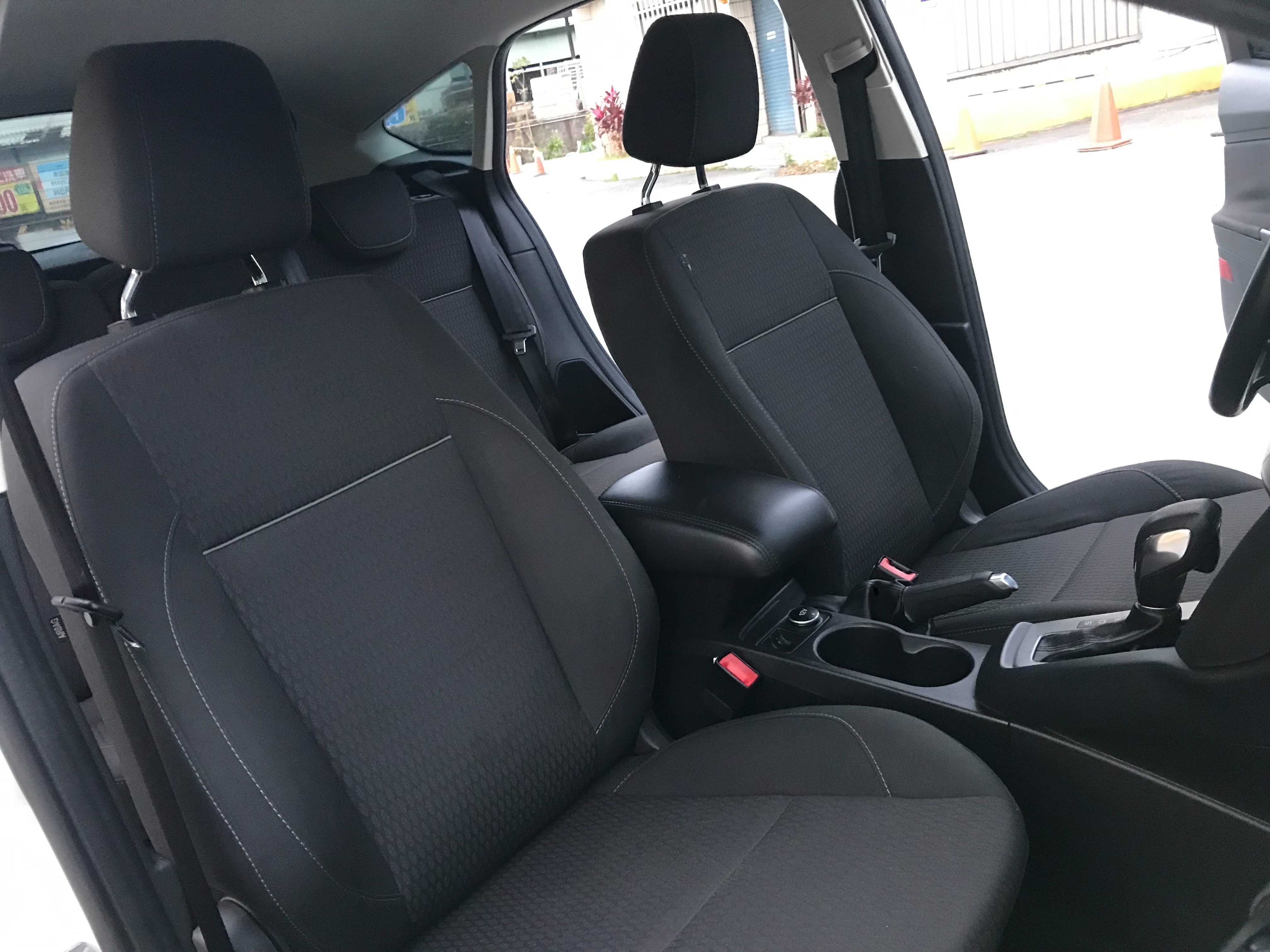 FORD FOCUS 1.6 五門掀背小車  第7張相片
