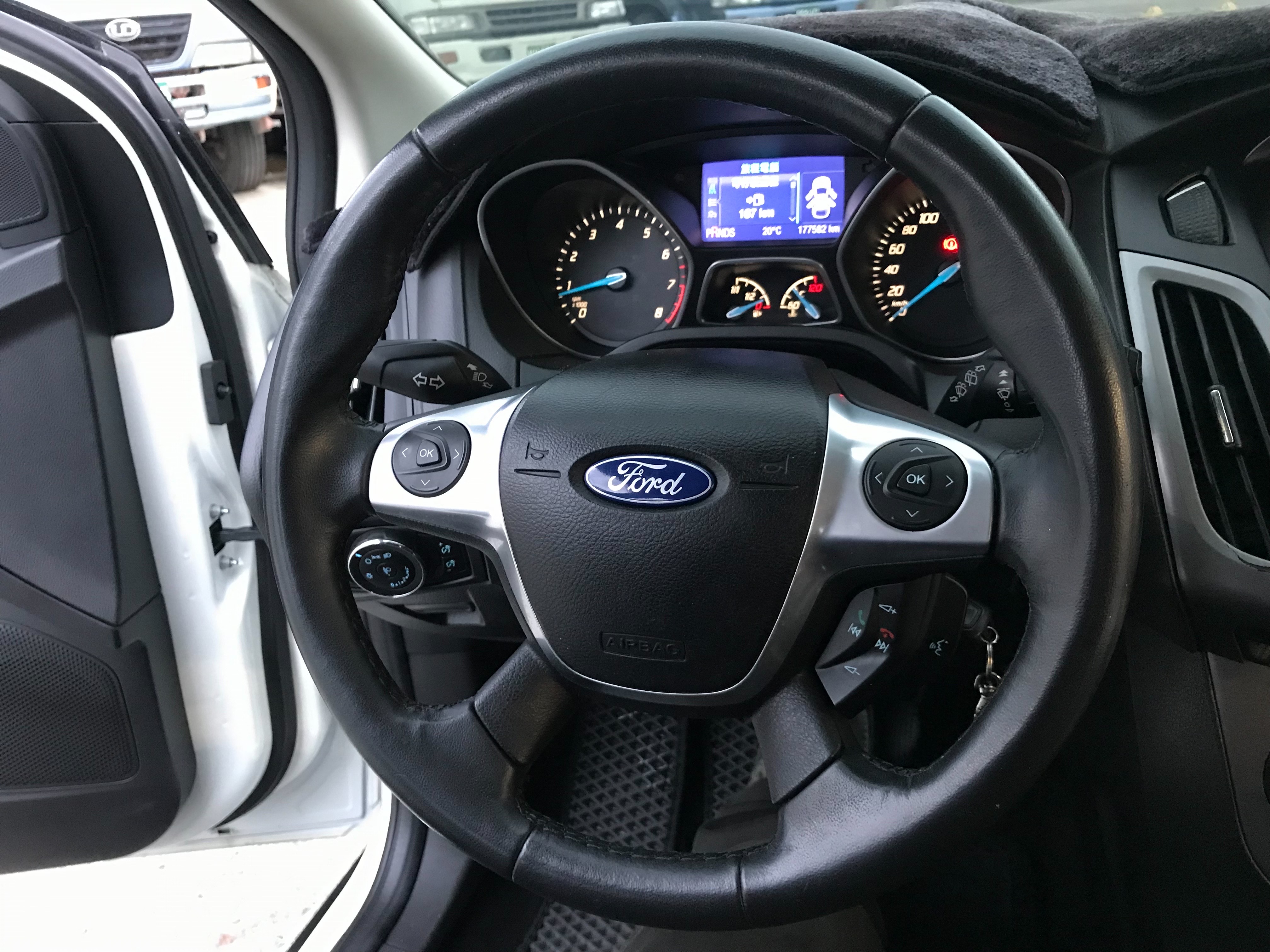 FORD FOCUS 1.6 五門掀背小車  第11張相片