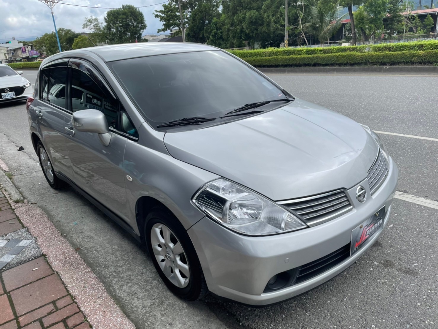 2012年NISSAN TIIDA 1.8 五門掀背小車  第1張相片