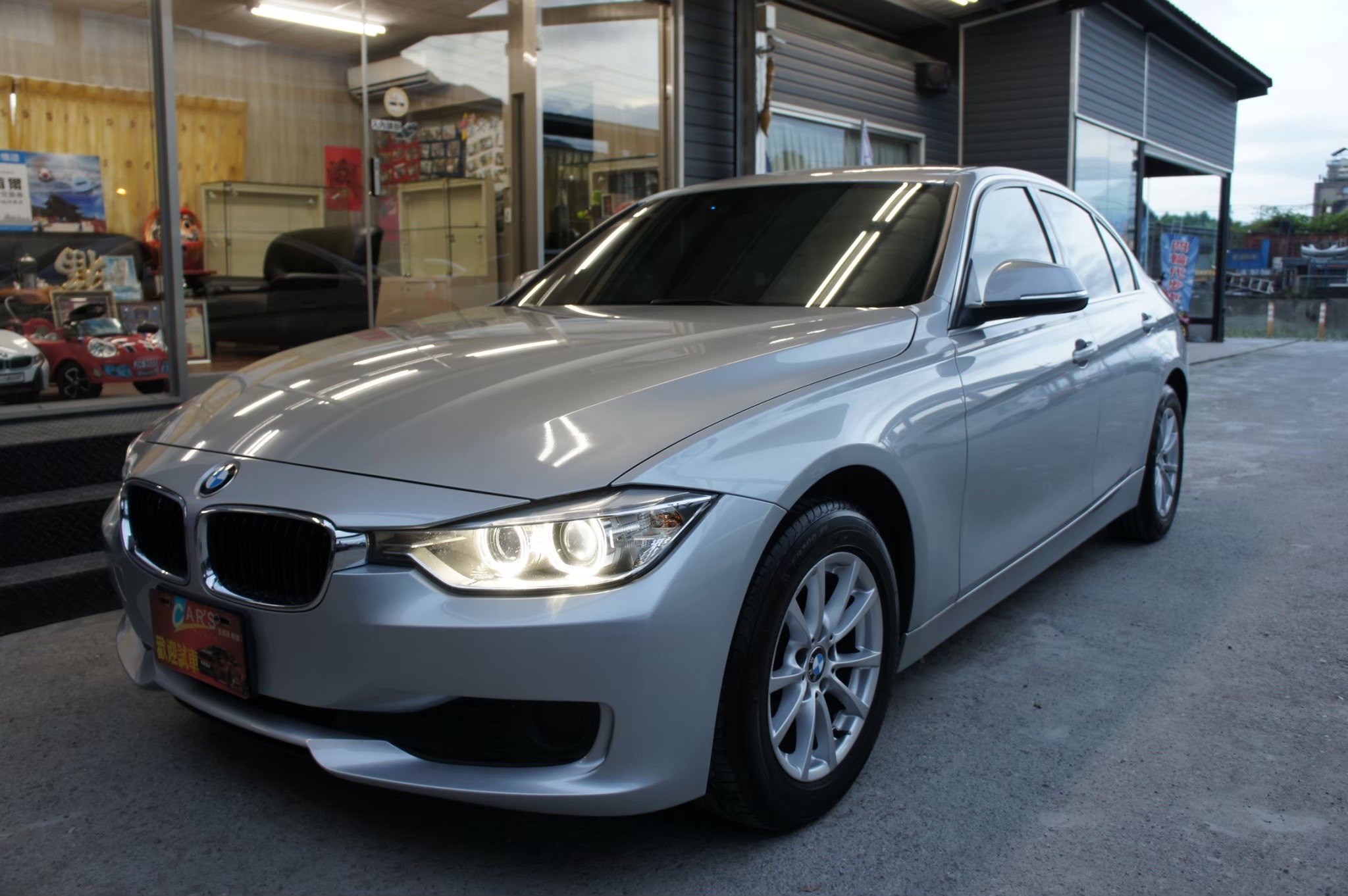 2014年BMW 316 漂亮一手車 里程少 總代理  第9張相片