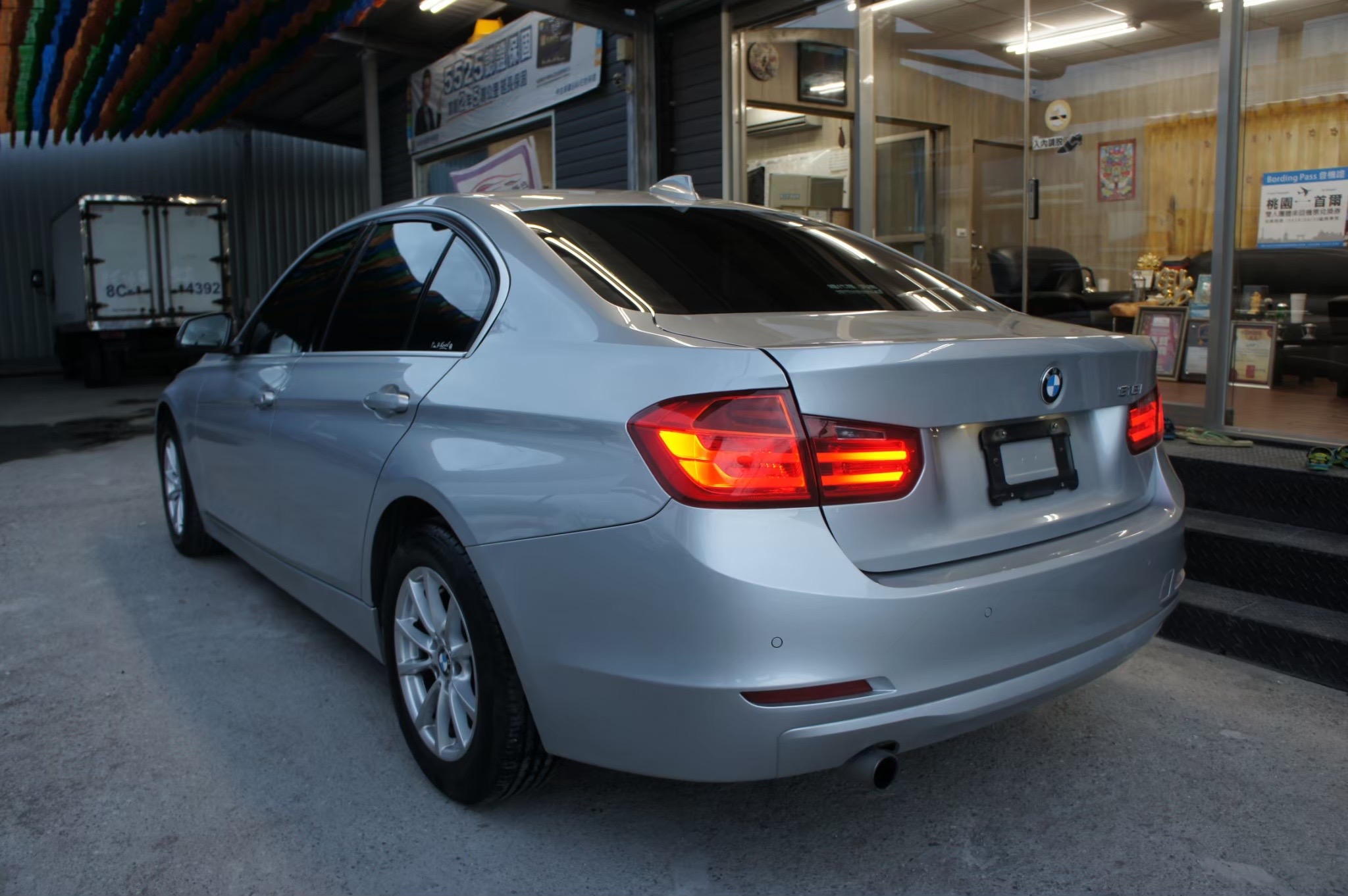 2014年BMW 316 漂亮一手車 里程少 總代理  第16張相片