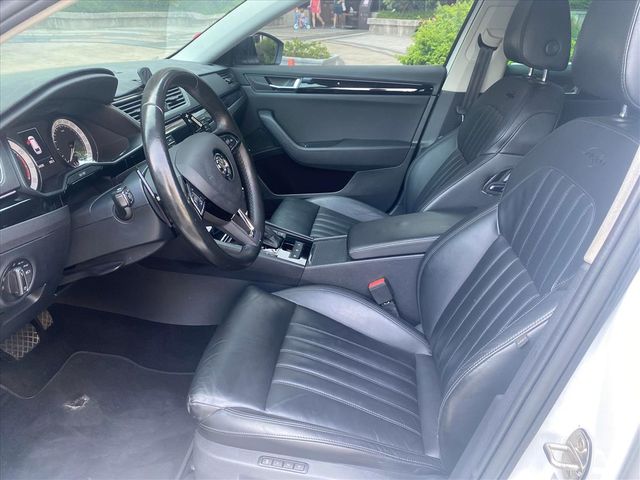 SKODA SUPERB  第6張相片