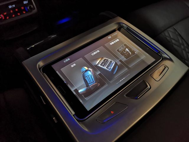 16年 總代理 750Li Luxury  第7張相片