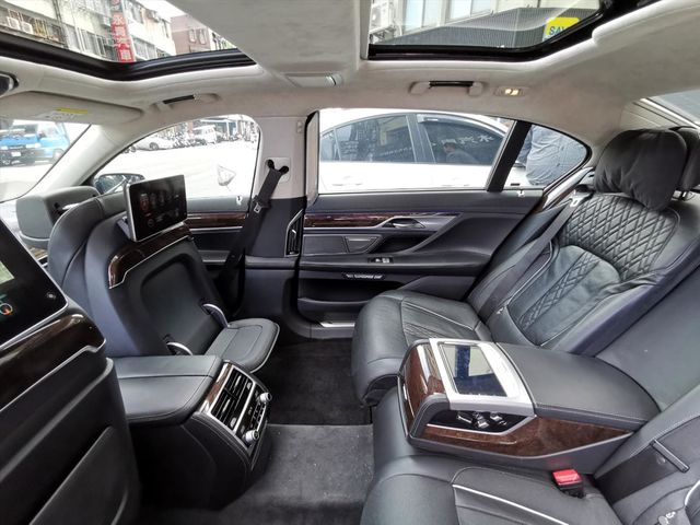 16年 總代理 750Li Luxury  第13張相片