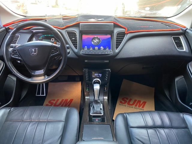 歡迎視訊賞車。內裝、外觀漂亮，認證車，車況優！旗艦型，IKEY、電動椅、天窗、方向盤換檔撥片、環景、HID頭燈。可全額貸  第7張相片