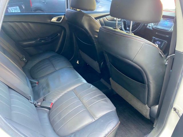 歡迎視訊賞車。內裝、外觀漂亮，認證車，車況優！旗艦型，IKEY、電動椅、天窗、方向盤換檔撥片、環景、HID頭燈。可全額貸  第11張相片