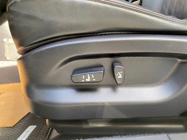 歡迎視訊賞車。內裝、外觀漂亮，認證車，車況優！旗艦型，IKEY、電動椅、天窗、方向盤換檔撥片、環景、HID頭燈。可全額貸  第13張相片