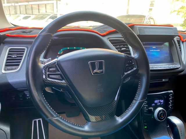 歡迎視訊賞車。內裝、外觀漂亮，認證車，車況優！旗艦型，IKEY、電動椅、天窗、方向盤換檔撥片、環景、HID頭燈。可全額貸  第14張相片