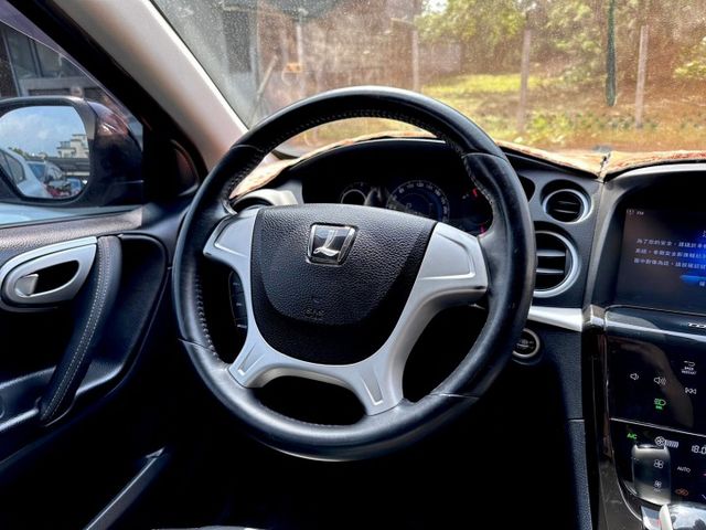 歡迎視訊賞車。原鈑件，認證車。IKEY、天窗、電尾門、電動椅、電子式手煞車、智慧觸控面板。內裝、外觀漂亮，車況優！可全貸  第13張相片