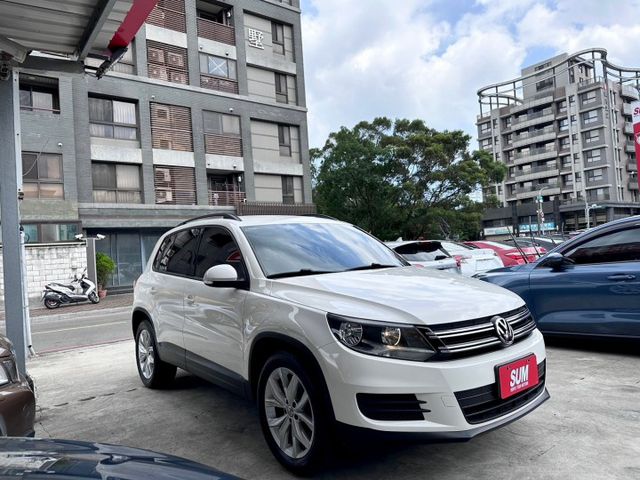 歡迎視訊賞車。原鈑件，認證車。14年領牌，2.0TSI，十具安全氣囊、快撥片、定速、循跡、倒車顯影。內、外漂亮，車況優！  第3張相片