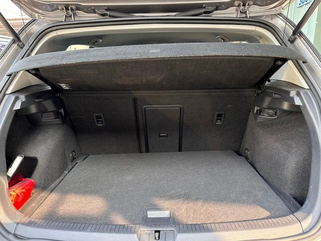 歡迎視訊賞車。七安、定速、胎壓偵測、循跡、倒車顯影、方向盤快控鍵。內裝、外觀漂亮，車況優！認證車！僅跑10萬，里程保證！  第12張相片