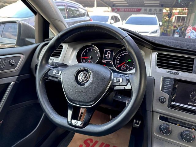 歡迎視訊賞車。七安、定速、胎壓偵測、循跡、倒車顯影、方向盤快控鍵。內裝、外觀漂亮，車況優！認證車！僅跑10萬，里程保證！  第13張相片