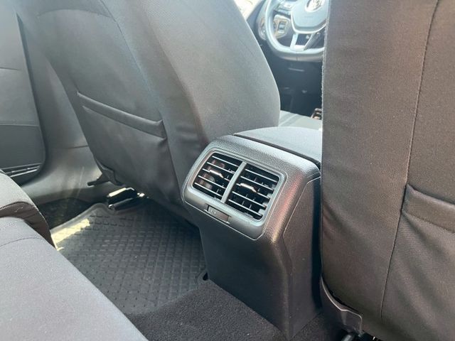 歡迎視訊賞車。七安、定速、胎壓偵測、循跡、倒車顯影、方向盤快控鍵。內裝、外觀漂亮，車況優！認證車！僅跑10萬，里程保證！  第16張相片