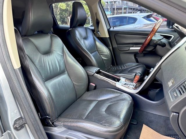 歡迎視訊賞車。T5旗艦型，ACC、八安、車道偏離警示、全景天窗、電尾門、盲點。僅跑9萬多，里程保證！內、外漂亮，認證車！  第9張相片