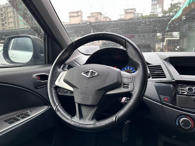 歡迎視訊賞車。原鈑件，認證車。精緻型，定速、後座出風口、鋁圈、胎壓偵測、電動折疊後視鏡、循跡防滑、光感應頭燈。可全額貸款  第13張相片