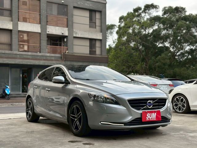 歡迎視訊賞車。原鈑件，認證車。T4旗艦型，免鑰啟動、全景天窗、定速、車道偏離警示、盲點偵測、遠光燈自動控制、倒車顯影。  第3張相片