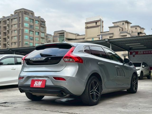 歡迎視訊賞車。原鈑件，認證車。T4旗艦型，免鑰啟動、全景天窗、定速、車道偏離警示、盲點偵測、遠光燈自動控制、倒車顯影。  第4張相片