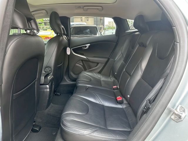 歡迎視訊賞車。原鈑件，認證車。T4旗艦型，免鑰啟動、全景天窗、定速、車道偏離警示、盲點偵測、遠光燈自動控制、倒車顯影。  第8張相片