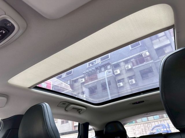 歡迎視訊賞車。原鈑件，認證車。T4旗艦型，免鑰啟動、全景天窗、定速、車道偏離警示、盲點偵測、遠光燈自動控制、倒車顯影。  第12張相片