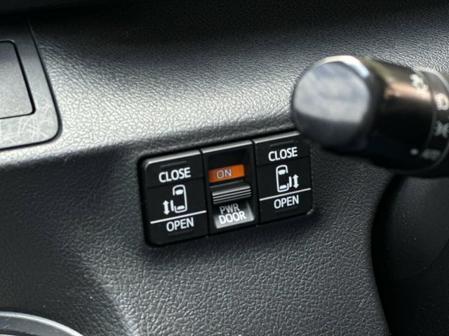 歡迎視訊賞車。豪華+、七人座、雙電動滑門、IKEY、LED日行燈、後座冷氣出風口、胎壓偵測、定速巡航、盲電偵測，認證車。  第14張相片
