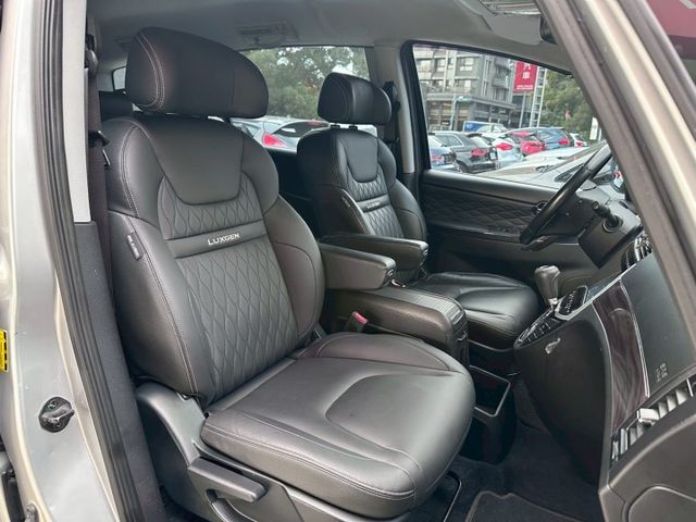 歡迎視訊賞車。2020型，智能影音八人座，雙螢幕、環景影像、四安、IKEY、循跡防滑、斜坡起步輔助、恆溫空調、後座出風口  第12張相片