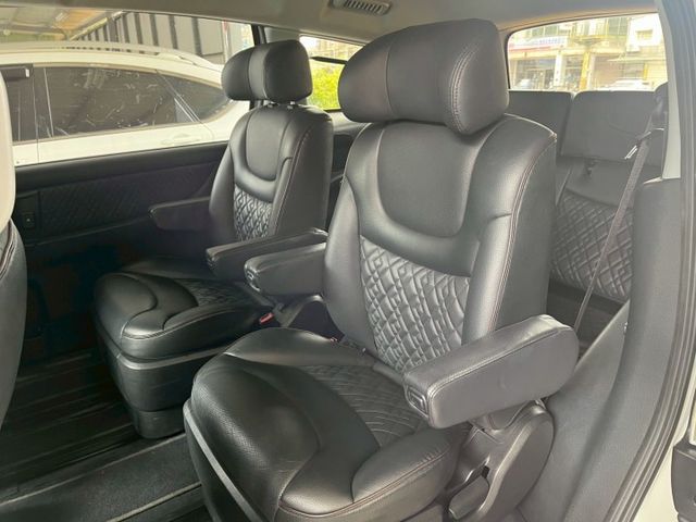 歡迎視訊賞車。旗艦型，四安、電動椅、環景影像、感應頭燈、夜視輔助、車道偏離警示、後座影音、HID頭燈。原鈑件，認證車！  第4張相片