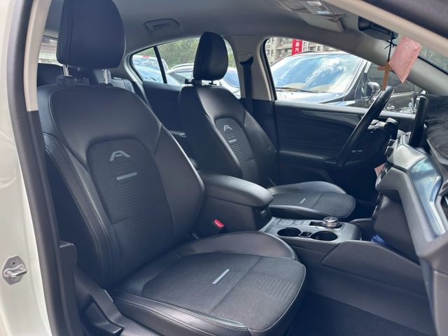 歡迎視訊賞車。Active任性版。原鈑件，認證車。IKEY、前雷達、ACC跟車、抬頭顯示、分區溫控、電動椅、LED頭燈  第8張相片