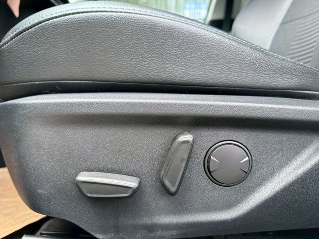 歡迎視訊賞車。Active任性版。原鈑件，認證車。IKEY、前雷達、ACC跟車、抬頭顯示、分區溫控、電動椅、LED頭燈  第12張相片