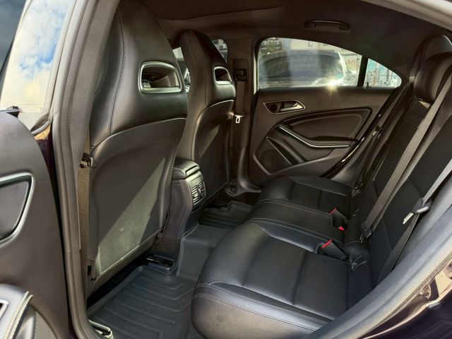 歡迎視訊賞車。CLA250 4MATIC。原鈑件，認證車。僅跑12萬，內裝超漂亮！全景天窗、倒車顯影、電動椅、雙區溫控  第9張相片