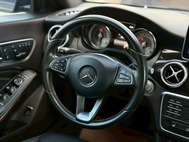 歡迎視訊賞車。CLA250 4MATIC。原鈑件，認證車。僅跑12萬，內裝超漂亮！全景天窗、倒車顯影、電動椅、雙區溫控  第11張相片