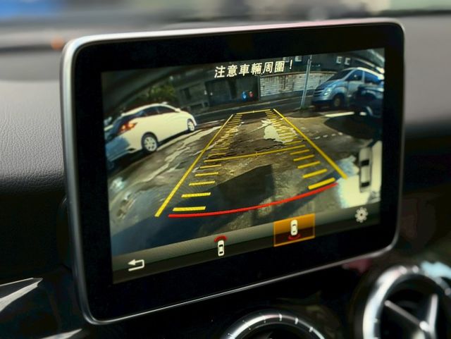 歡迎視訊賞車。CLA250 4MATIC。原鈑件，認證車。僅跑12萬，內裝超漂亮！全景天窗、倒車顯影、電動椅、雙區溫控  第12張相片