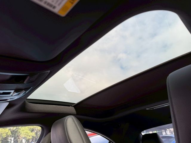 歡迎視訊賞車。CLA250 4MATIC。原鈑件，認證車。僅跑12萬，內裝超漂亮！全景天窗、倒車顯影、電動椅、雙區溫控  第13張相片