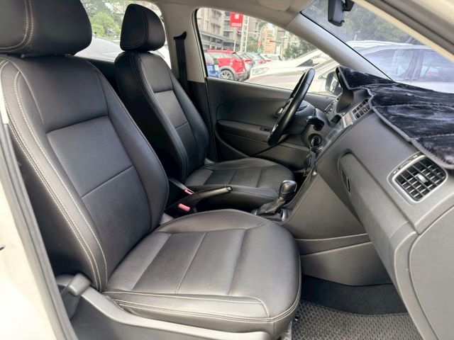 歡迎視訊賞車。頂規，雙安、恆溫、皮椅、鋁圈、前霧燈、螢幕、倒車顯影、感應頭燈。內、外漂亮，認證車。  第8張相片