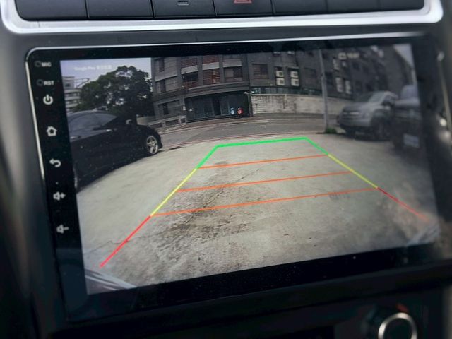 歡迎視訊賞車。頂規，雙安、恆溫、皮椅、鋁圈、前霧燈、螢幕、倒車顯影、感應頭燈。內、外漂亮，認證車。  第13張相片