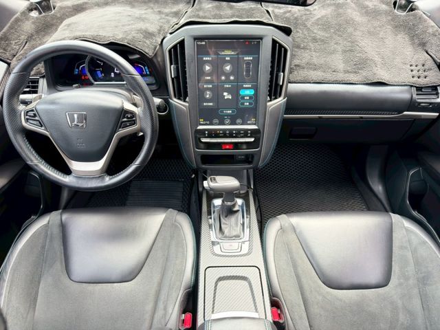 歡迎視訊賞車。Aero版，原廠空力套件組，LED頭燈、換檔撥片、免鑰啟動、前方駐車雷達、環景影像、自動停車、電動尾門。  第7張相片