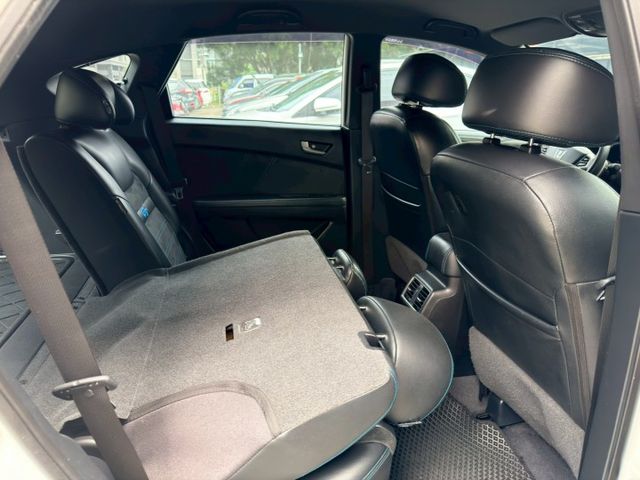 歡迎視訊賞車。Aero版，原廠空力套件組，LED頭燈、換檔撥片、免鑰啟動、前方駐車雷達、環景影像、自動停車、電動尾門。  第10張相片