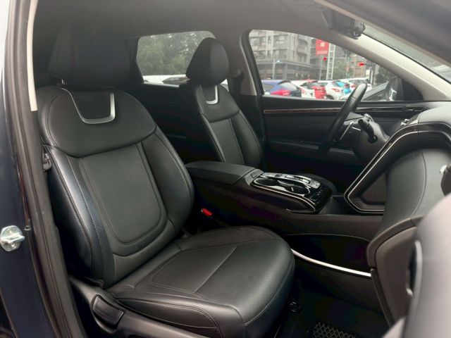 21/12月出廠一手車庫車，原廠保養，原鈑件，認證車。A版，免鑰啟動、ACC、AEB、LED頭燈、盲點。內外漂亮，車況優  第3張相片