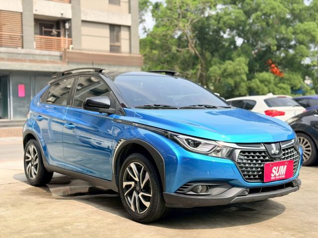 歡迎視訊賞車。AR環景版，免鑰啟動、前駐車雷達、環景影像、自動停車、電動折疊後視鏡、六安、車道變換輔助，內、外漂亮  第3張相片