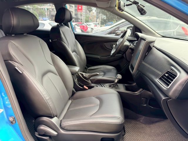 歡迎視訊賞車。AR環景版，免鑰啟動、前駐車雷達、環景影像、自動停車、電動折疊後視鏡、六安、車道變換輔助，內、外漂亮  第8張相片