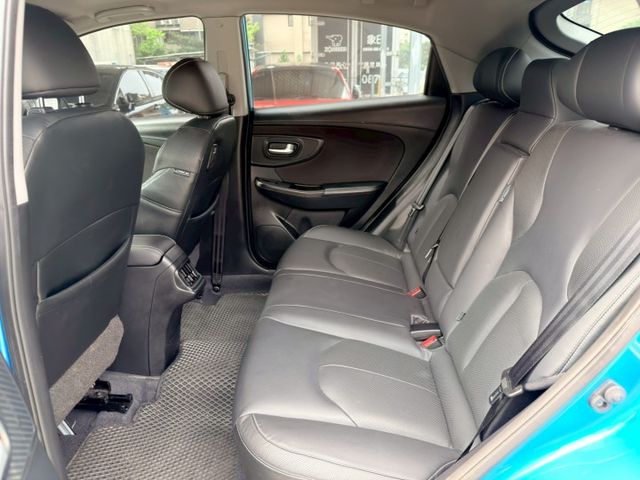 歡迎視訊賞車。AR環景版，免鑰啟動、前駐車雷達、環景影像、自動停車、電動折疊後視鏡、六安、車道變換輔助，內、外漂亮  第9張相片