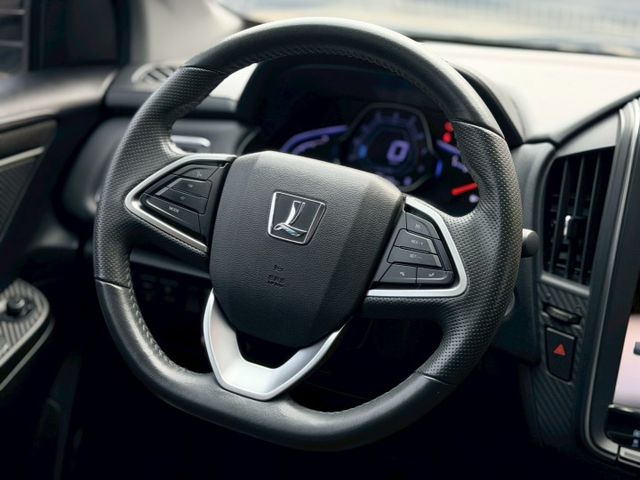 歡迎視訊賞車。AR環景版，免鑰啟動、前駐車雷達、環景影像、自動停車、電動折疊後視鏡、六安、車道變換輔助，內、外漂亮  第12張相片