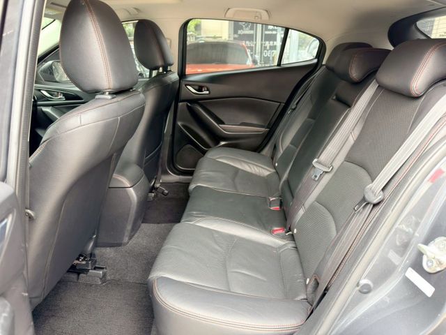 頂級版，HID頭燈、LED尾燈、換檔撥片、分區溫控、免鑰啟動、感應頭燈、感應雨刷、環景影像、盲點偵測、HUD抬顯。認證車  第9張相片