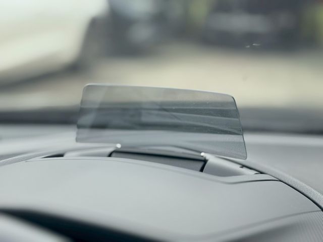 頂級版，HID頭燈、LED尾燈、換檔撥片、分區溫控、免鑰啟動、感應頭燈、感應雨刷、環景影像、盲點偵測、HUD抬顯。認證車  第12張相片