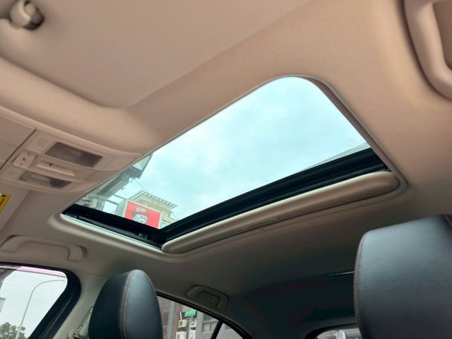 頂級版，HID頭燈、LED尾燈、換檔撥片、分區溫控、免鑰啟動、感應頭燈、感應雨刷、環景影像、盲點偵測、HUD抬顯。認證車  第15張相片