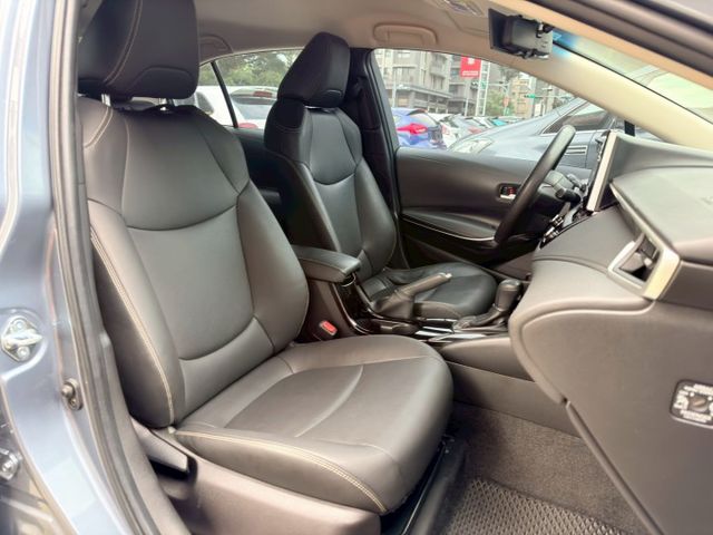 豪華版，ACC跟車、AEB緊急煞車、車道偏離警示、循跡防滑、七具安全氣囊、恆溫空調、前霧燈。內、外漂亮，原鈑件，認證車。  第8張相片