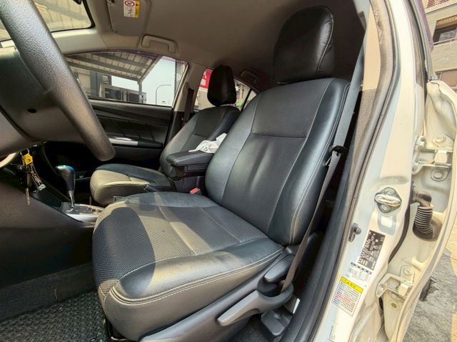 歡迎視訊賞車。經典型，雙安、安卓機螢幕、倒車顯影、前雷達、鋁圈、前霧燈。原鈑件，認證車，車況優！跑11萬，里程保證！  第8張相片