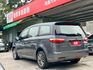 歡迎視訊賞車。智能影音八人座，四安、電動側滑門、環景影像、IKEY、循跡防滑、斜坡起步輔助、後座獨立空調、感應頭燈。原鈑  第4張縮圖